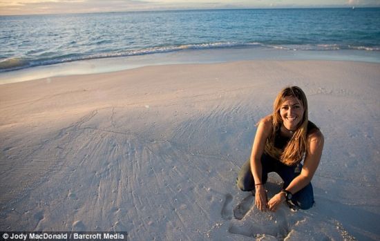 　　35岁的摄影师乔迪-麦克唐纳家住温哥华，她正借助风筝板和滑翔伞，在世界上最令人难以置信的一些地方飞行。