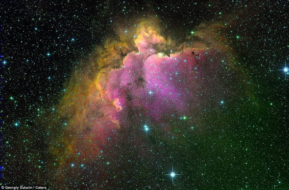 　　天文爱好者吉奥杰伊-苏特林利用相机和自制望远镜拍摄到这个巨大的疏散星云，1787年，卡罗琳-赫歇尔最先发现它