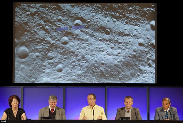 “黎明”号是在距离“灶神星”大约3200英里（约合5150公里）的高空拍下这些照片的。