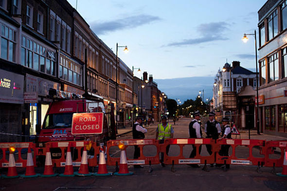 伦敦骚乱现场警察设置路障