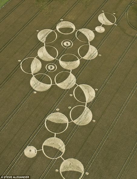 这是过去几周出现在德维兹地区的众多麦田怪圈中的一个