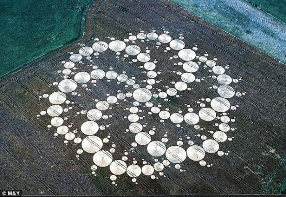 由409个圆圈组成的这个图案，为它所在的土地的主人带来数千英镑媒体费和直升机着陆费等收入