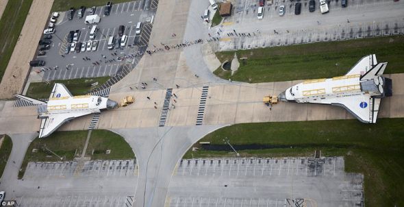 昨天，肯尼迪航天中心，发现号航天飞机（右侧）和奋进号航天飞机排成难得一见的面对面姿态