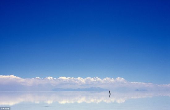 在遥远的湖面上，徒步旅行者似乎变成了一个小黑点。