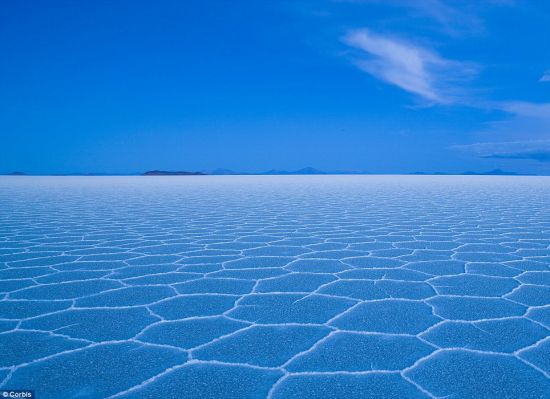 黄昏时，干涸的盐沼呈现出梦幻般的蓝色