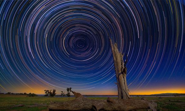 哈里森拍摄的壮观长曝光照片，展现夜空中的星辰移动轨迹