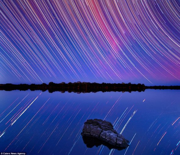 太阳开始落山，彩光照耀在一块大石上