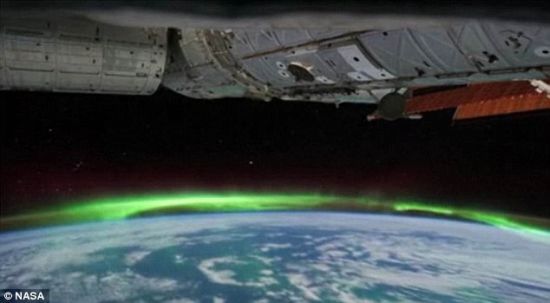 　　太阳释放出来的带电粒子流(即已知的太阳风)与地球磁场发生互动，导致氧和氮原子(形成我们呼吸的空气的主要成分)在上层大气层发生撞击时，就会形成这种精美绝伦的视觉盛宴