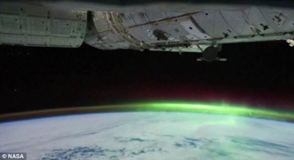 最常观测到的极光的颜色是绿色，它是由受激氧原子释放出来的波长是0.558微米的光子(光)造成的