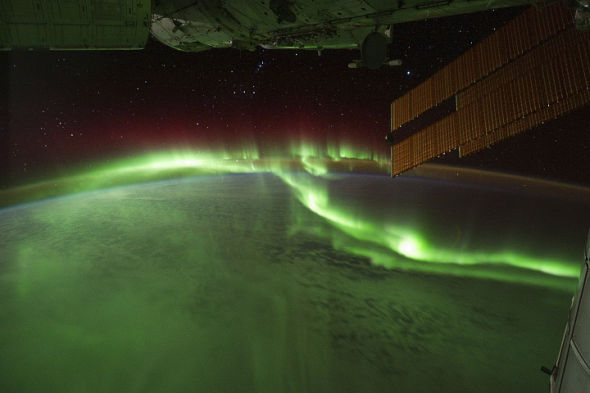 国际空间站上(ISS)的宇航员在越过印度洋时用数字摄像机拍下了几百幅南极光的照片