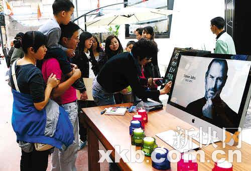 粉丝苹果店钱悼念乔布斯