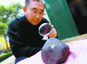　昨天，北京天文馆陨石专家张宝林正在对神秘陨石进行研究。本报记者 吴镝摄 