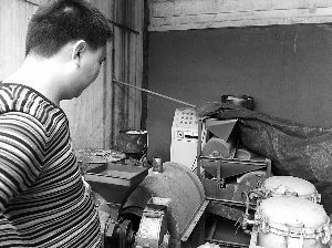 熟悉地沟油潜规则的圈内很多人自己榨油吃