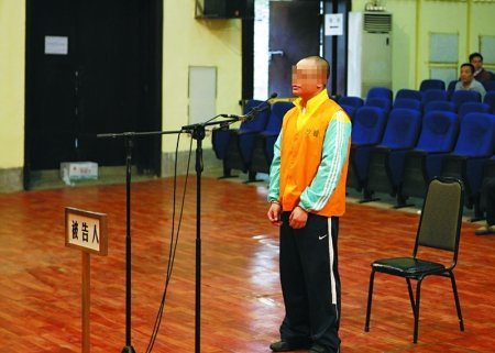 沈长富之子沈俊成在庭审现场(新浪科技配图)