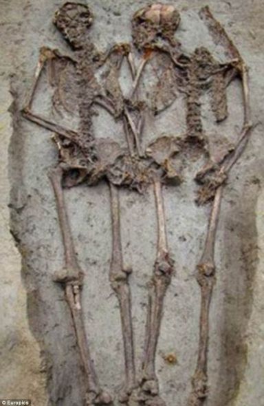 　　这对在死后仍彼此牵手的恋人的骸骨是由工人在意大利摩德纳翻修一座宫殿时，无意中挖掘出来的。那名女子似乎仍深情地望着她的爱侣