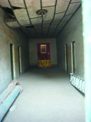 　　旭华之阁殿内被分割成了四个房间，殿顶也被白色的吊顶遮盖，在被房间切割出来的通道内，放着梯子和一些金属管道。