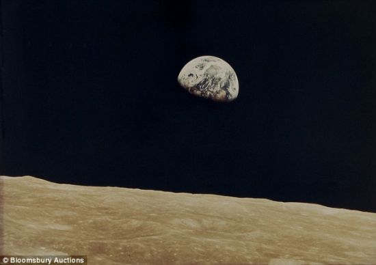 　　这幅照片名为“地出”，拍摄于1968年12月“阿波罗8号”任务期间，拍卖价达到1.5万英镑(约合2.4万美元)