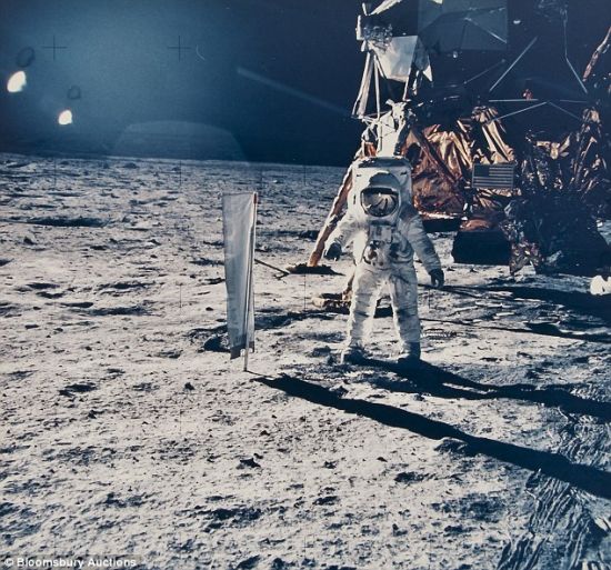 　　1969年7月第一次登陆月球时，尼尔-阿姆斯壮为巴兹-奥尔德林拍摄了这幅照片。当时，奥尔德林刚刚安装完太阳风实验装置。这一装置是早期阿波罗科学实验包的一部分