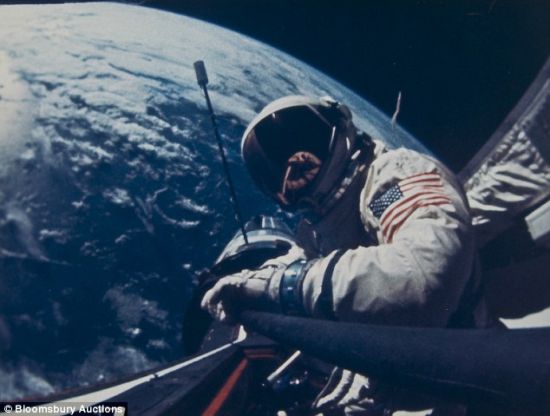 1966年11月，奥尔德林正在“双子座12号”飞船外忙碌着。这幅照片最后拍出500英镑(约合799美元)