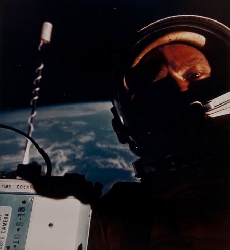 奥尔德林的第一幅太空照，拍摄于1966年12月。当时，他正站在“双子座12号”飞船打开的舱门内