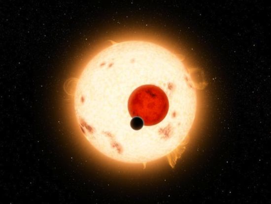 　　围绕两颗恒星公转的系外行星Kepler-16b，科学家们猜想如果它拥有岩石卫星，那么这颗卫星将非常适合生命存在