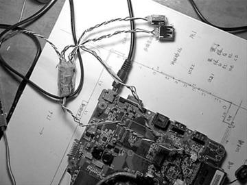 虽说是平板电脑，但接了四个usb插口