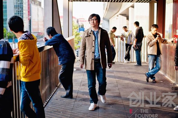 王峰出生在1969年的重庆三线兵工厂大院。 他的性格里既有书卷气，又有枪林弹雨的江湖气。