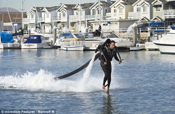 这款重9公斤的喷气飞行背包的动力足以把使用者推到30英尺（9.14米）高空