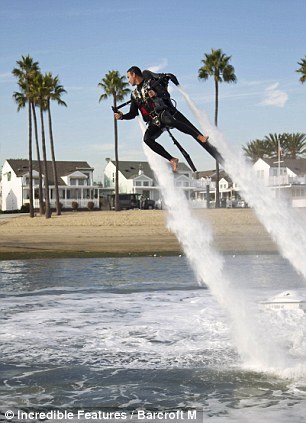  Jetlev训练师迪安-奥马雷利用这款飞行器飞上天