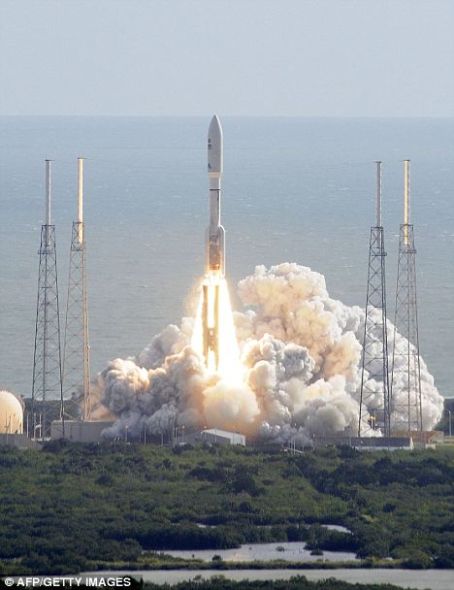 26日，美国宇航局的“好奇”号火星车搭乘宇宙神5型火箭在佛罗里达州卡纳维拉尔角的41号发射架发射升空，奔赴红色星球