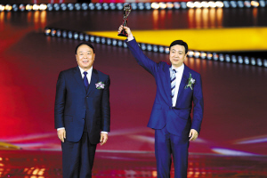 　　12月12日，2011CCTV中国经济年度人物颁奖典礼在北京举行。中兴通讯股份有限公司总裁史立荣(右)获颁年度人物奖。 CFP供图