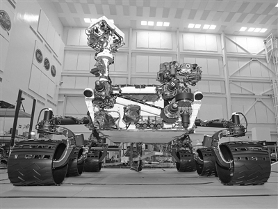 上图：2011年6月，好奇号火星车在火星科学实验室接受流动性测试时拍下的照片