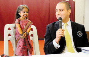 阿姆格与吉尼斯世界纪录裁定员。