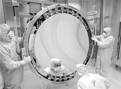 资料图片为开普勒望远镜安装镜面 （NASA） 
