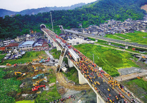 　这是2011年7月24日航拍的“7·23”事故救援现场。新华社发