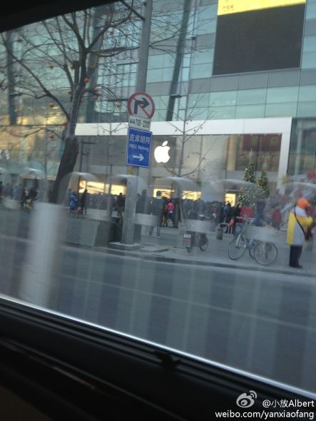 西单大悦城Apple Store店下午16点时已有上百人排队 来自新浪微博网友@小放Albert 