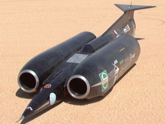 　　当前的陆上速度纪录保持者，英国人制造的ThrustSSC，成绩为每小时763英里(约合每小时1227公里)，由驾驶员安迪-格林1997年10月15日创造。50年前，查克-耶格尔驾驶X-1首次突破音障