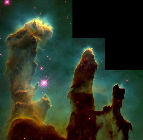 　　1995年，美国宇航局哈勃空间望远镜拍摄的一张名为“创生之柱”(Pillars of Creation)的照片成为20世纪天文摄影的经典之作，拍摄时使用了SII/H-alpha和OIII滤镜。这张经典照片涵盖了老鹰星云的一部分，这里是一个恒星新生区。画面中最高的云柱延伸长达4光年。