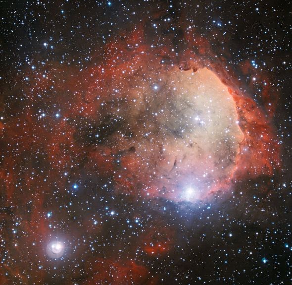 　　天文学家经常发现地球上空的云团与“宇宙云团”——星云的相似处。NGC 3324区被昵称为加夫列拉-米斯特拉尔星云，它是根据获得诺贝尔奖的智利诗人的名字命名的。尘埃和气体云团右侧很像一张人脸，中间的隆起物像极了鼻子