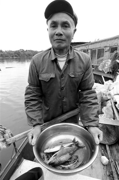 　　2月3日，广西河池，65岁的渔民老韩遇到水污染后鱼儿大面积死亡的事情。同日下午，广西龙江河突发环境事件应急指挥部召开新闻发布会通报称，两家企业与龙江河污染事件有直接关系。 CFP供图