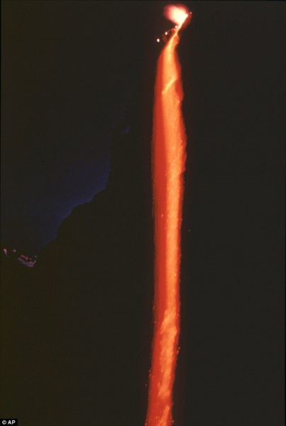 　　黄昏时分，马尾瀑布化身为绚烂的“火瀑布”。1973年，已故著名摄影师加伦-罗威尔首次拍到“火瀑布”的彩色照片