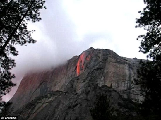 　　拍摄“火瀑布”需要具备方方面面的知识，包括天文学、物理学和几何学。拍摄前，摄影师必须找到合适的拍摄地点，考虑地球轨道相对于太阳的位置，同时还要敲定最佳的拍摄时间