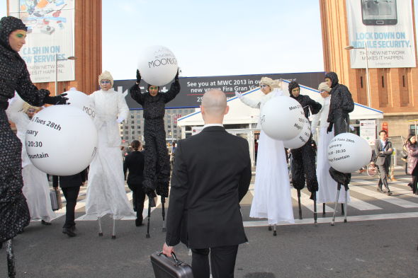 MWC馆外的踩高跷人