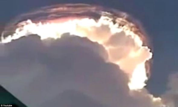 令人叹为观止的UFO云。阳光直接进入云层底部而后被发射到顶部，形成不可思议地的双色效果