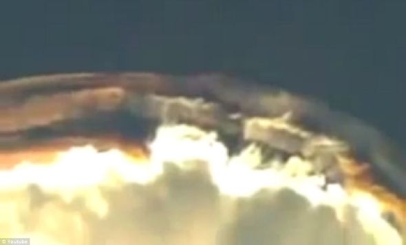 UFO云的特写，展现了不同的颜色。荚状云在山区上空的潮湿气体上升和下降时形成