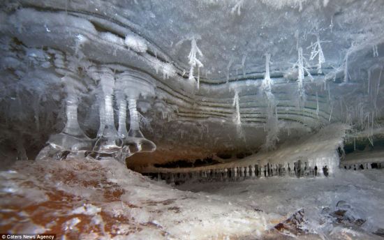 　　神奇的拍摄效果：河面的这个波浪一样的结构看起来像是在流动中被冰冻的。奥维琴尼科夫说，这些气穴下依然有水流动。