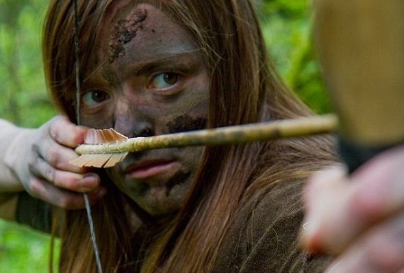 秘密行动技巧：参与者学习如何悄悄从僵尸身边通过，以及用弓和箭袭击它们