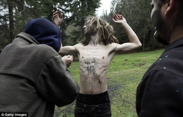 伪装：在美国俄勒冈州桑迪的森林里，参与者学习把泥巴作为伪装工具