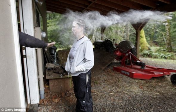 为一切做好准备：凯尔希-里德的僵尸化妆被僵尸第一反应者课程选中后，她正在泼洒面粉