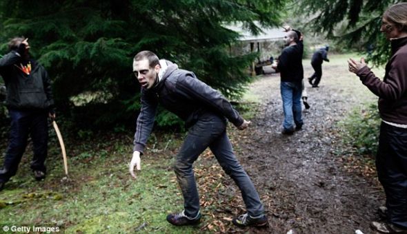 在僵尸第一反应者课程上，一个僵尸袭击参与者，这为他们尝试他们新学到的技能提供了机会